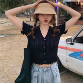 Camisa corta de punto con cuello en V y volante con botones